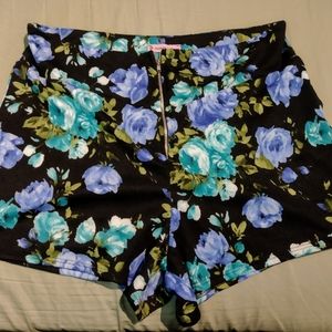 Adorable ladies zip front floral shorts